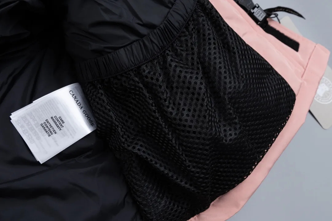 P820 (Top wolf fur version delivery handbag) Canada Goose Canada Goose #Expedition expedition parka classic down jacket ➖ Imported 21-count polyester-cotton blended original fabric [last year’s 16-count/18-count hard fabrics have been completely eliminated, this year all use 21-count genuine synchronous fabrics, the soft mid-band feels delicate and textured], genuine synchronous Feather-Light 10D waterproof coated fabric, made of 84.5% polyester fiber and 15.5% cotton, 100% the best feel in the entire network! ➖ The genuine official website uses the national standard 80 white duck down, and will never be misled by false claims such as 90 down or goose down! ➖ Using the best nylon lining with double double-layer sealing design, velvet-proof No. 7 needle + grid-filled down ready-made garments, there is 100% no so-called velvet running! ➖ The cuffs are designed with thickened seamless threads, and the collar and pockets are lined with top-quality polar fleece to keep you warm and comfortable! ➖ Yoshida YKK provides original custom-made electroplated sliders. YKK two-way lockable zippers are tight and smooth and will not peel off paint! ➖ 3M composite guarantees that the Velcro is the same as the original, durable, and all accessories and hardware are custom-made! ➖ The imported Behringer embroidery machine customizes the 10,000-needle embroidery logo, and 98% of the replicas restore the original logo. ➖ ​​The fur collars are all made of large pieces of Western Canadian blue wolf leather, ensuring that each fur collar is 13-15cm wide!